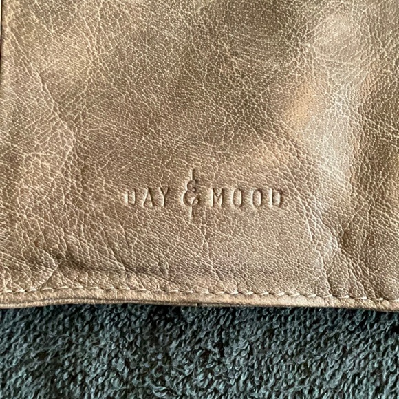 Day & Mood Zippered Leather Wristlet. - Picture 3 of 8